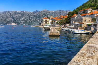 Güzel görünüm antik şehir, Perast güneşli yaz gününde Adriyatik Denizi Boka Kotorska Koyu'nda yer almaktadır.