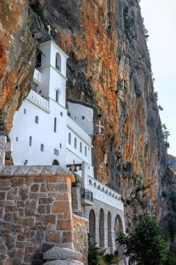 Karadağ - St. Vasilije Ostroski (üst kilise Ostrog Manastırı)