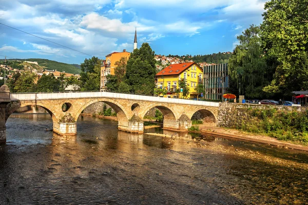 Latin Köprüsü nehir Miljacka Saraybosna, Bosna Hersek için tarihi Osmanlı köprüsü bitti.