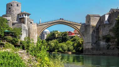 Bosna-Hersek 'in eski Mostar kenti, Stari Most köprüsü, Neretva nehri ve eski camileriyle.