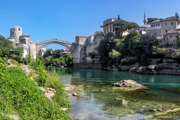 Bosna-Hersek 'in eski Mostar kenti, Stari Most köprüsü, Neretva nehri ve eski camileriyle.