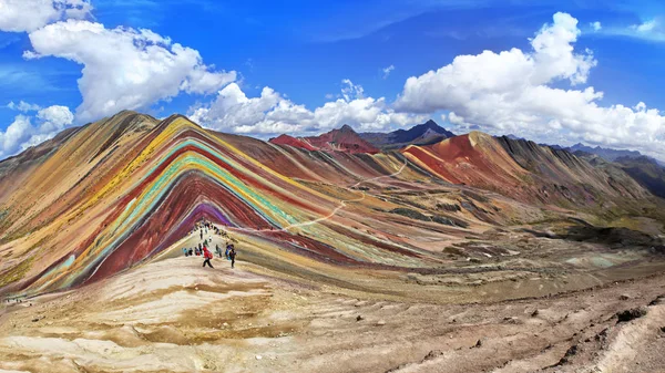 Kimliği belirsiz turist Cusco, Peru için (Vinicunca Montana de Siete Colores - İspanyolca) gökkuşağı dağda yürüyüş.