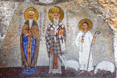 Ostrog Karadağ - 15 Haziran 2017: Mozaik Ostrog Manastırı Karadağ. Ostrog Manastırı en popüler hac Karadağ yer.