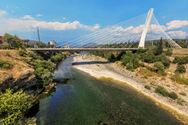 Milenyum Köprüsü nehir Moraca Podgorica, Karadağ