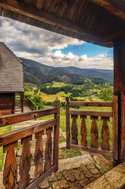 Etno köyü yakınlarında Mokra Gora Zlatibor bir ortamda, Sırbistan.