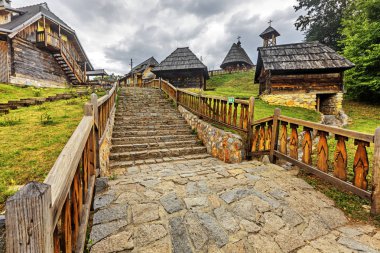 Etno köyü yakınlarında Mokra Gora Zlatibor bir ortamda, Sırbistan.
