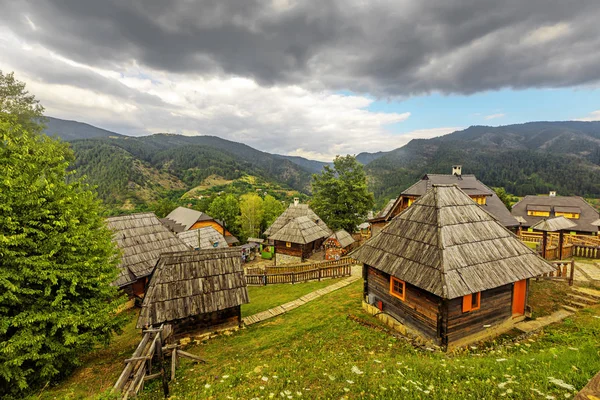 Etno köyü yakınlarında Mokra Gora Zlatibor bir ortamda, Sırbistan.