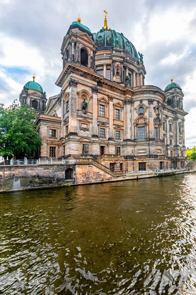 Yüce bucak ve Collegiate Kilisesi veya Berliner Dom, kateri — Stok fotoğraf