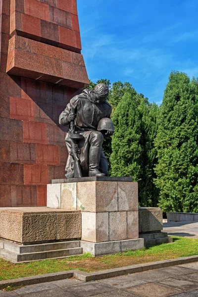 Statue of a russian soldier at the Soviet War Memorial and milit — Stock Photo, Image