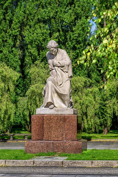 Staty av fäderneslandet i sovjetiska krigsmonument och militära cemete — Stockfoto