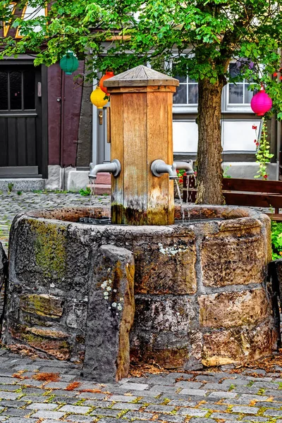 Fonte em uma pequena praça em Alsfeld, Alemanha . — Fotografia de Stock