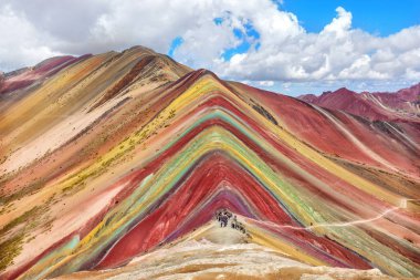 Gökkuşağı Dağı'nda yürüyen kimliği belirsiz turistler, Peru.