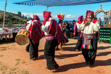 Taquile Adası'ndaki Perulu And Dağları'nda müzisyenler ve dansçılar. P