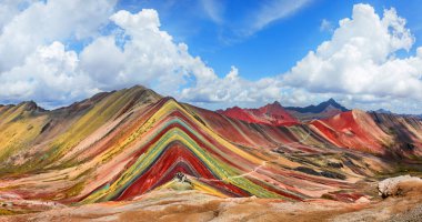 Gökkuşağı Dağı'nda yürüyen kimliği belirsiz turistler, Peru.