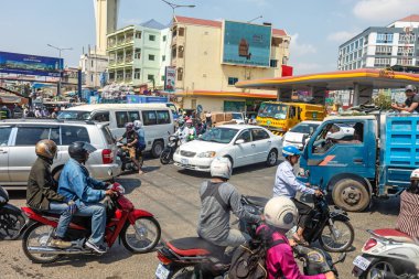 Kamboçya'nın başkenti Phnom Penh sokaklarında trafik.
