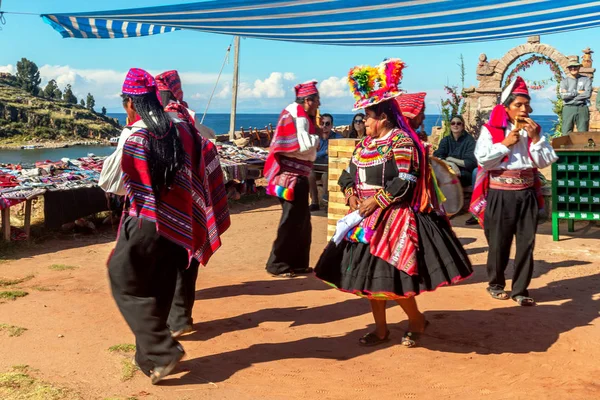 Músicos e dançarinos nos Andes peruanos na ilha Taquile. P — Fotografia de Stock