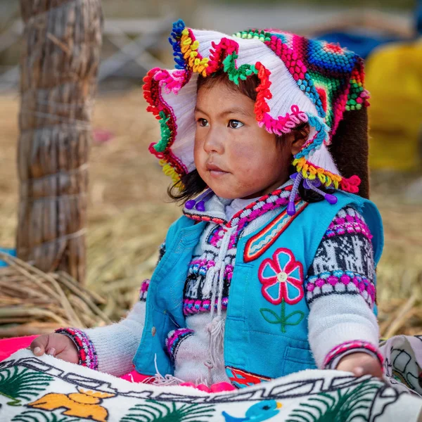 Joven chica peruana vestida con ropa tradicional en la isla de Uros , — Foto de Stock