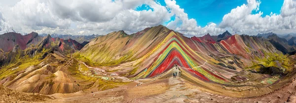 Escena de senderismo en Vinicunca, Región del Cusco, Perú. Arco iris Montaña — Foto de Stock