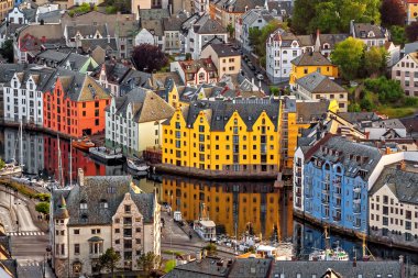 Alesund Geiran girişinde bir liman ve turistik şehir
