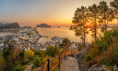 Alesund Geiran girişinde bir liman ve turistik şehir