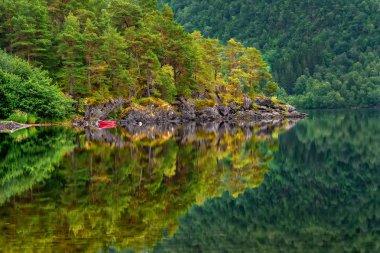 Küçük bir kasaba Skodje, Norveç kayalık bir alt ile Norveç kristal berraklığında gölün sakin su Yansımaları.