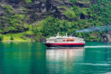 Cruise Ship, Cruise Liners Geiranger fiyort, Norveç. Fiyort Norveç'in en çok ziyaret edilen turistik yerlerinden biridir. Geiranger Fjord, Unesco Dünya Mirası Listesi