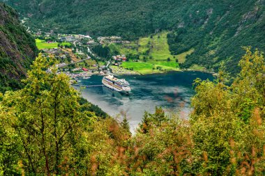 Norveç 'in daha fazla og Romsdal ilçesindeki Geiranger köyü, liman ve fiyort güzel hava manzarası.