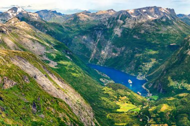 Norveç 'in daha fazla og Romsdal ilçesindeki Geiranger köyü, liman ve fiyort güzel hava manzarası.