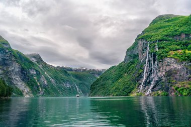Geiranger limanı yakınında Geiranger fiyort panoramik görünümü, Norveç. Norveç doğa ve seyahat arka plan. 