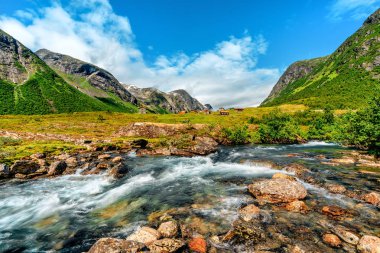 Sütlü mavi nehir ve yeşil dağlar ile Norveç manzara. Hjelledalen, Norveç.