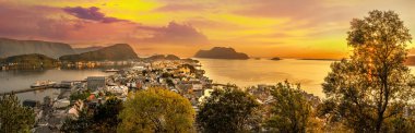 Alesund, Geirangerfjord'un girişinde yer alan bir liman ve turistik şehirdir. Şafakvakti Alesund Cityscape görüntü.