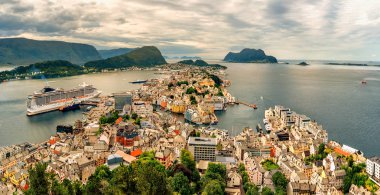 Alesund Geiran girişinde bir liman ve turistik şehir