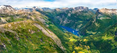 Norveç'te Daha og Romsdal ilçesinde Güzel panoramik hava manzara görünümü Geiranger köy, liman ve fiyort.