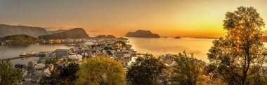 Alesund, Geirangerfjord'un girişinde yer alan bir liman ve turistik şehirdir. Şafakvakti Alesund Cityscape görüntü.