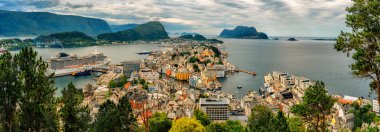 Alesund, Geirangerfjord'un girişinde yer alan bir liman ve turistik şehirdir. Alesund cityscape görüntüsü.