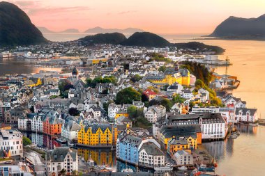 Alesund Geiran girişinde bir liman ve turistik şehir