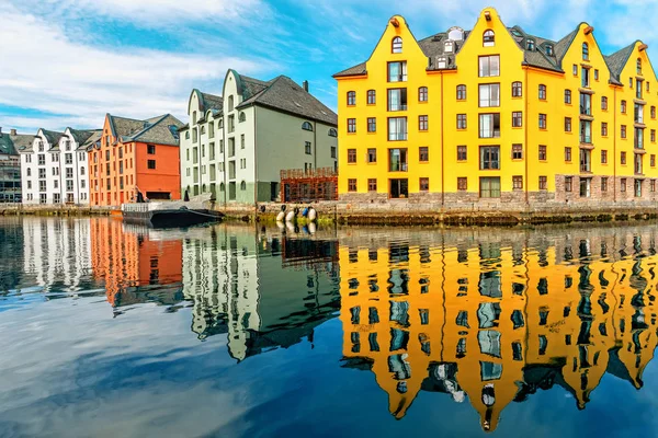 Excelente Vista Verão Cidade Portuária Alesund Costa Oeste Noruega Entrada — Fotografia de Stock