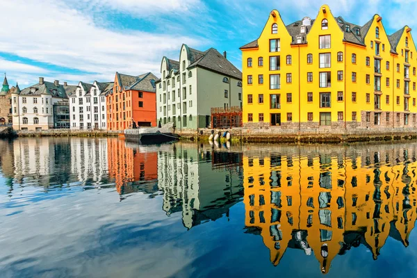 Grande vista de verão da cidade portuária de Alesund na costa oeste de Norw — Fotografia de Stock