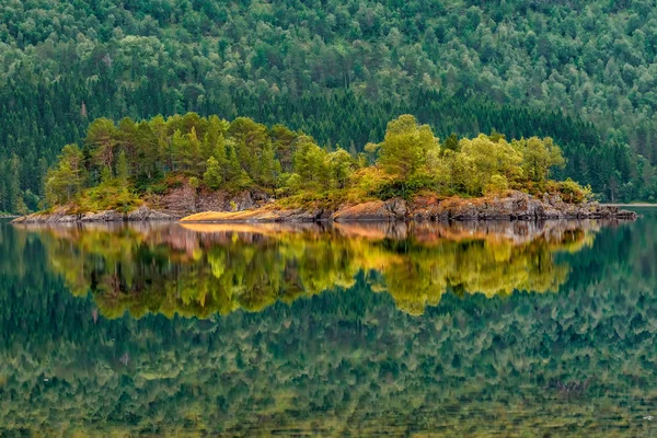 Reflektioner Det Lugna Vattnet Den Norska Kristallklara Sjön Med Stenig — Stockfoto