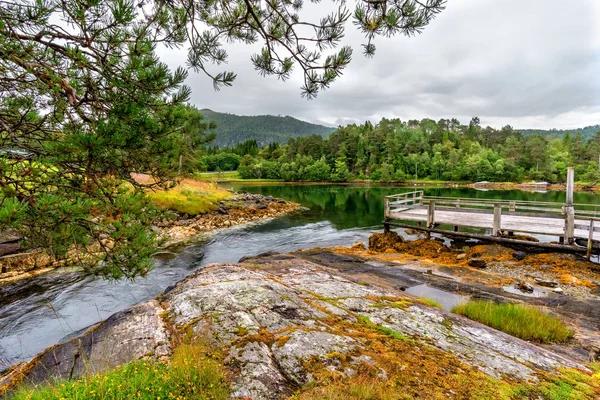 Riflessioni Nelle Acque Calme Del Lago Cristallino Norvegese Con Fondo — Foto Stock