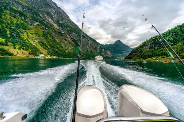 Рыболовный Прут Моторной Лодке Geirangerfjord Landscape Норвегия — стоковое фото