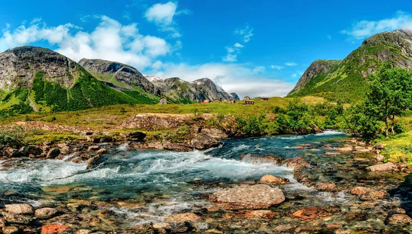 Paesaggio Norvegese Con Fiume Blu Latte Montagne Verdi Hjelledalen Norvegia — Foto Stock