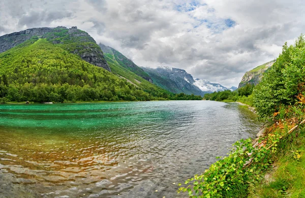 Andalsnes, naturaleza noruega. Clima nublado brumoso . — Foto de Stock