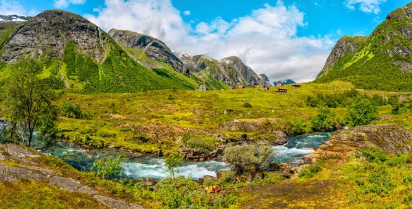 Norwegische Landschaft Mit Milchig Blauem Fluss Und Grünen Bergen Hjelledalen — Stockfoto