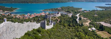 Ston, Hırvatistan eski ortaçağ kalesi. Duvar aslında 7km uzunluğunda oldu.