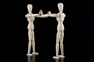 Etkileşim siyah arka planda izole manken bebek