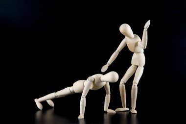 Etkileşim siyah arka planda izole manken bebek