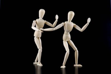 Etkileşim siyah arka planda izole manken bebek