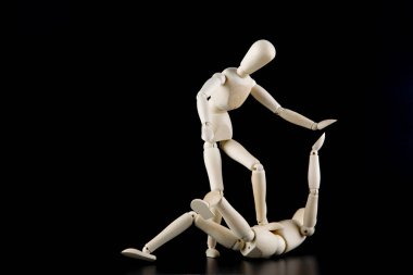 Etkileşim siyah arka planda izole manken bebek