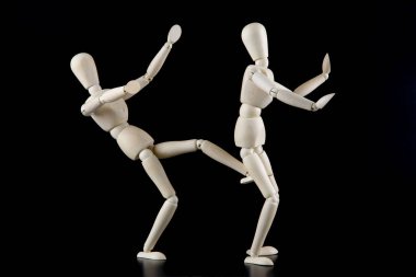 Etkileşim siyah arka planda izole manken bebek